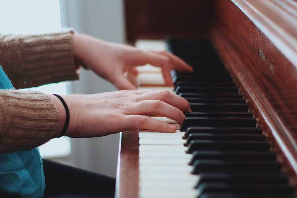 piano player